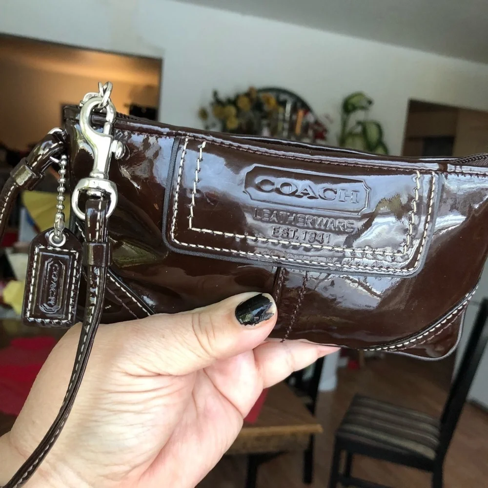 🌷♥️❤️👜🌸🌹🔥coach brown patent leather wristlet